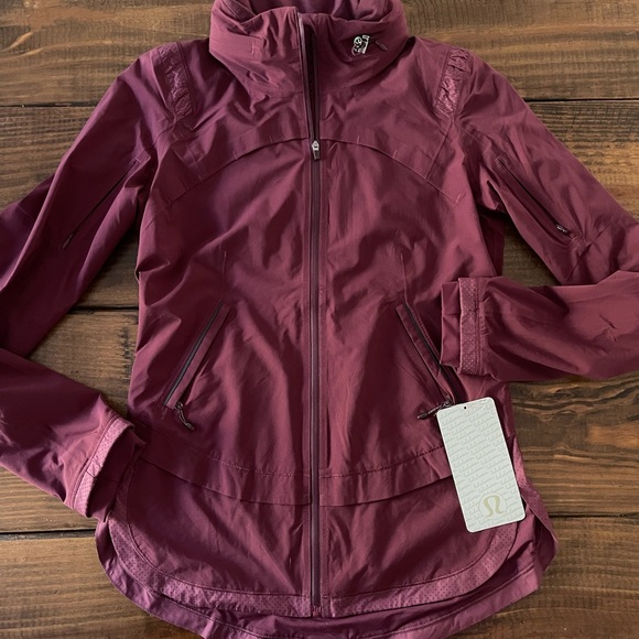 NWT LULULEMON RAIN RUNNER JACKET - Picture 3 of 11